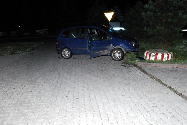 Dyżurny tarnobrzeskiej Policji otrzymał zgłoszenie, że samochód Renault Scenic na ul. Słomki w Tarnobrzegu  uderzył w betonową studzienkę. Policjanci skierowani na miejsce zauważyli, że na widok radiowozu mężczyźni znajdujący się przy samochodzie zaczęli uciekać. Zostali zatrzymani. Okazało się, że byli nietrzeźwi. Samochód, którym jechali, był uszkodzony po uderzeniu w studzienkę, miał zniszczony przedni zderzak. Początkowo żaden z mężczyzn nie przyznawał się do kierowania pojazdem. Obydwaj zostali zatrzymani i trzeźwieli w policyjnym areszcie.