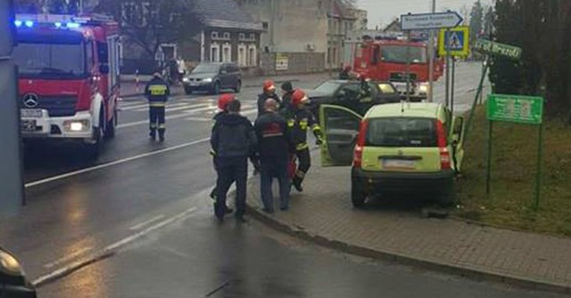 Do wypadu doszło w piątek, 21 grudnia, w Zielonej Górze na ul. Sulechowskiej, przy skręcie w ul. Urszuli. Kierujący fiatem zajechał drogę kierującemu volkswagenem pasatem.