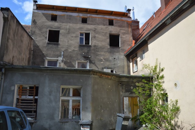Tak wygląda druga, pusta kamienica przy ul. Słowackiego w Żaganiu. W tym przypadku właściciel przynajmniej naprawił dach