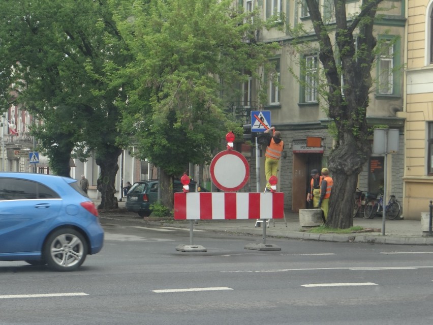 Radomsko: odcinek ulicy Reymonta już zamknięty. Korki na skrzyżowaniach [ZDJĘCIA]