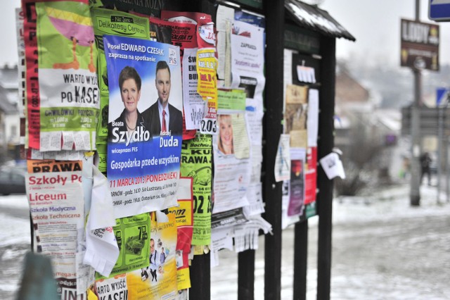 Plakaty zapraszające na spotkanie z posłami PiS w Bochni zostały naklejone na miejskich słupach bez pozwolenia