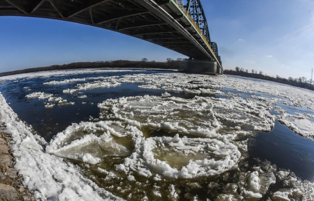 Na terenie województwa kujawsko-pomorskiego obowiązuje ostrzeżenie meteorologiczne przed silnym mrozem. 

Stopień zagrożenia oceniono na 1. Niskie temperatury, które mogą stanowić zagrożenie, mają występować od 26.02.3018 od godz. 9 aż do 2.03.2018 do godz. 10. 

Tak wygląda nad Wisłą w Fordonie.