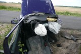 Kierowca volkswagena cudem przeżył wypadek. Samochód rozpadł się na dwie części