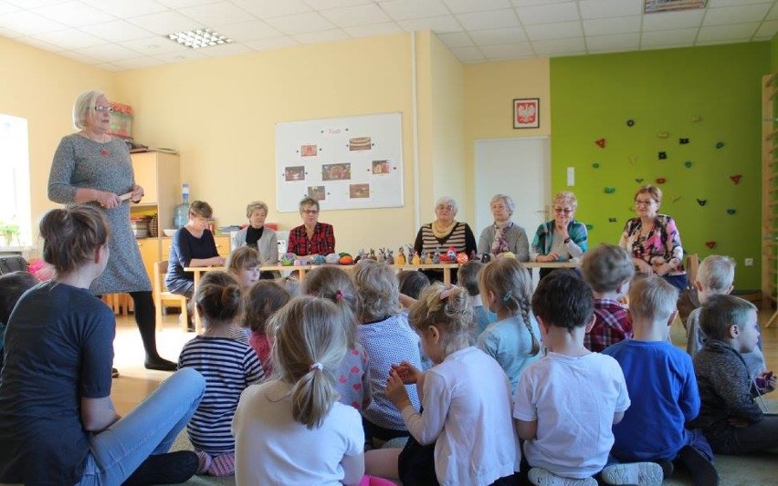 Panie z PUTW czarowały na szydełkach dla dzieci z ,,Pszczółki Mai"