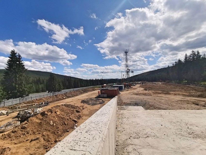 Na Polanie Jakuszyckiej nadal plac budowy. Jak postępują prace przy budowie DCS? [ZDJĘCIA]