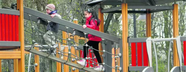Dzieciaki bardzo lubią most linowy na placu zabaw w podjasnogórskim parku Staszica