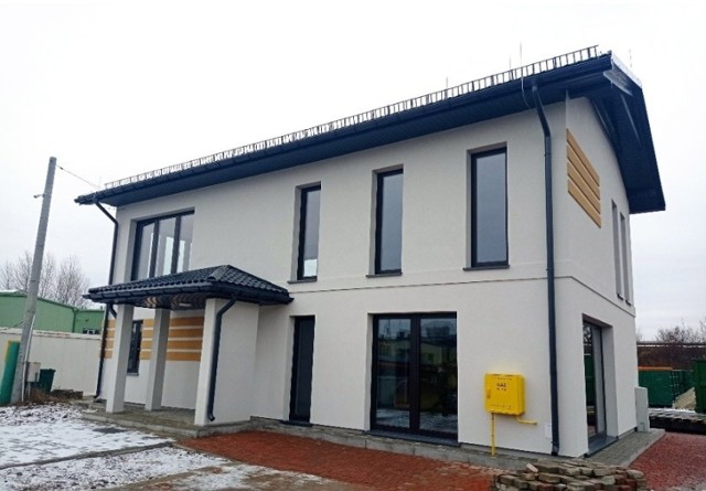 Nowością na placu Przedsiębiorstwa Gospodarki Komunalnej i Mieszkaniowej w Sandomierzu jest  budynek przeznaczony na cele socjalne, edukacyjne i prowadzenie punktu napraw elektro-sprzętu.