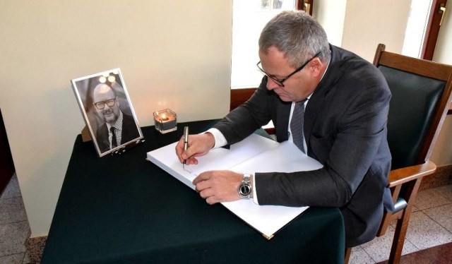 Prezydent Rafał Bruski wpisuje się do księgi kondolencyjnej wystawionej w bydgoskim ratuszu po zamordowaniu Pawła Adamowicza, prezydenta Gdańska