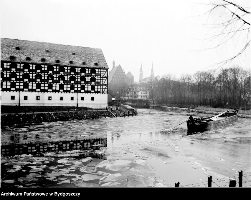 Bydgoszcz, port poniżej śluzy miejskiej, ujęcie z grobli...