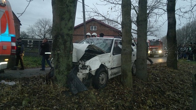 Wypadek w Rdutowie. Samochód uderzył w drzewo