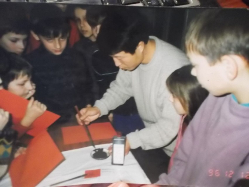 Mistrz kaligrafii z Tajwanu Liu Xinming uczy dzieci w Domu...