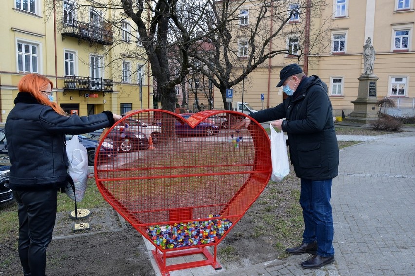 Pojemnik-serce na plastikowe nakrętki stanął tuż obok Urzędu...