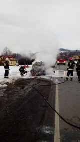 Nowy Sącz. Na drodze zapalił się samochód. Groził wybuchem [ZDJĘCIA]