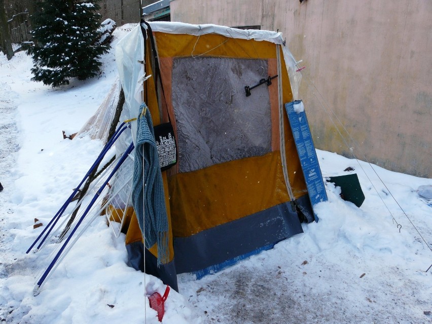 Pabianice. Bezdomny pan Sławomir opuścił ośrodek w Brodni Górnej i wrócił do namiotu w parku Wolnośći