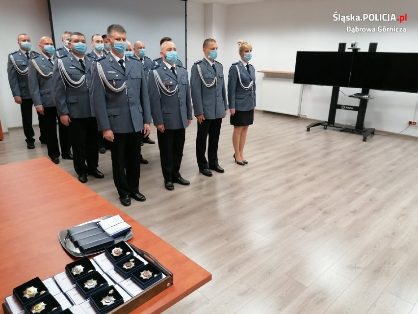 Dąbrowscy policjanci odebrali w KMP odznaczenia Zobacz...