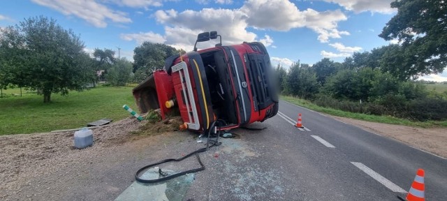 Na drodze nr 162 przewróciła się ciężarówka