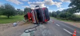 Wypadek w Wartkowie. Na drodze nr 162 przewróciła się ciężarówka