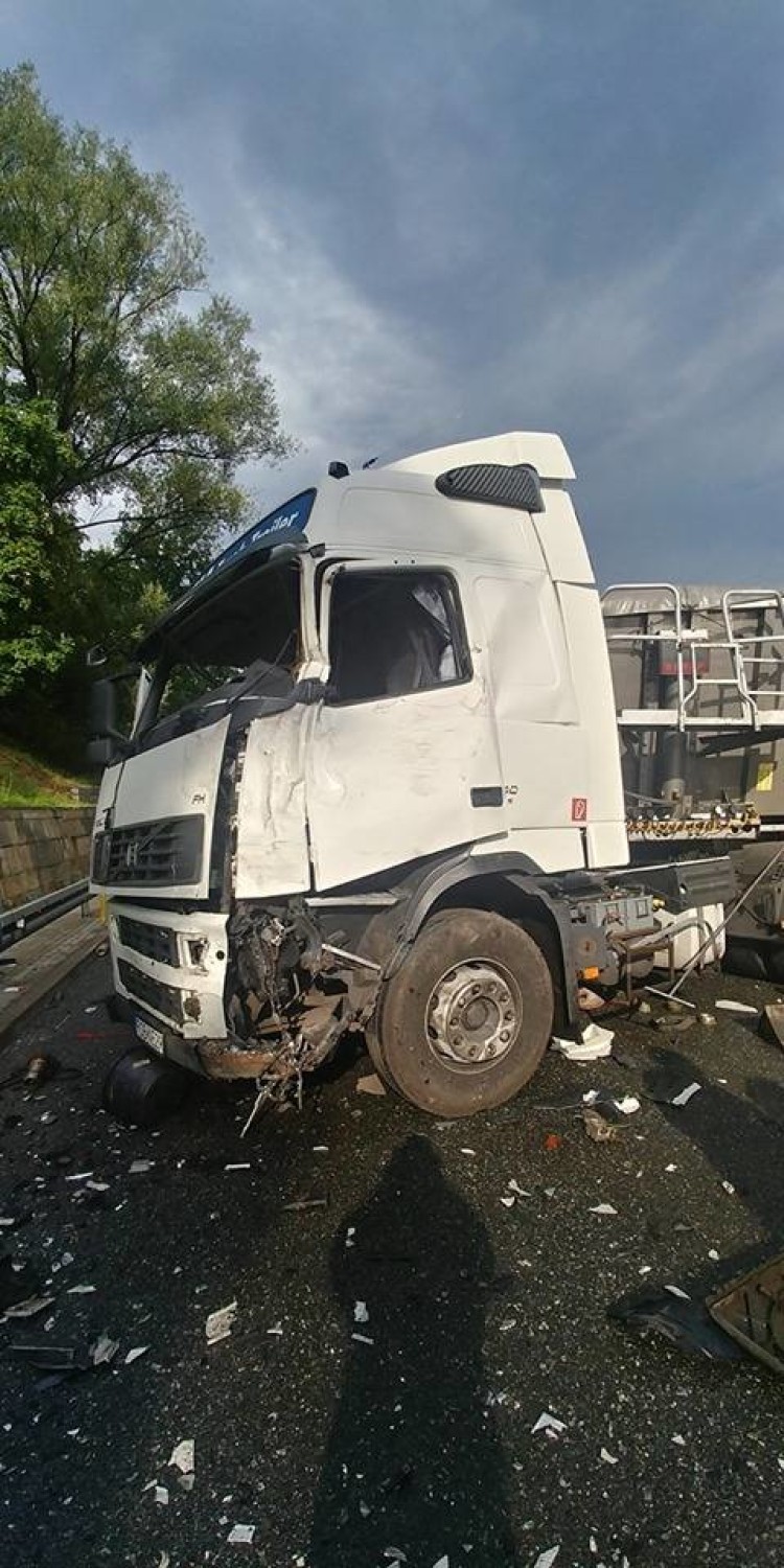 Wypadek trzech tirów w Bardzie