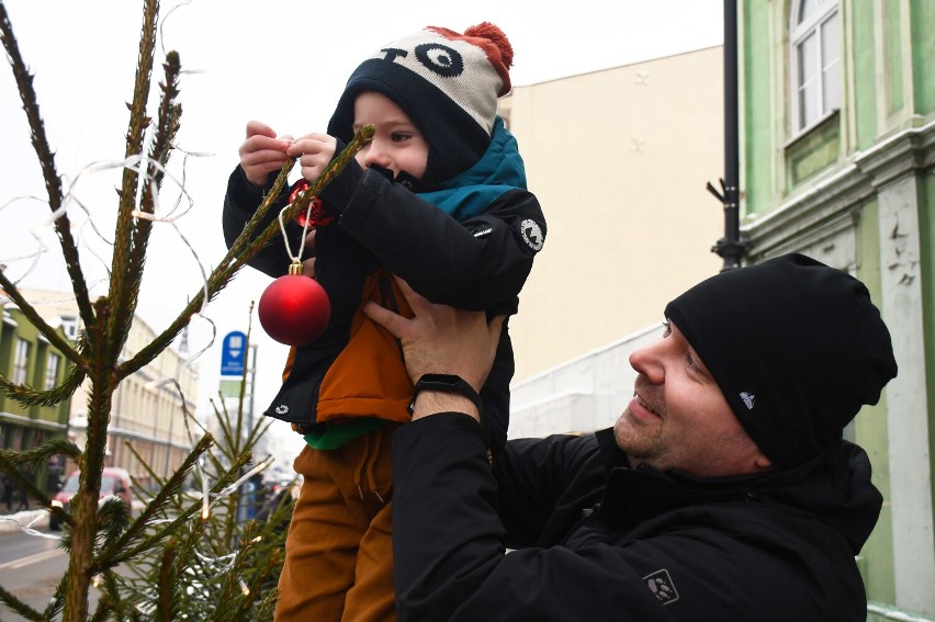 Dzieci udekorowały choinki w donicach ustawionych w centrum...