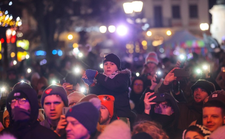 Światełko do nieba i koncert finałowy Wielkiej Orkiestry wypełniły Rynek w Rzeszowie [ZDJĘCIA]