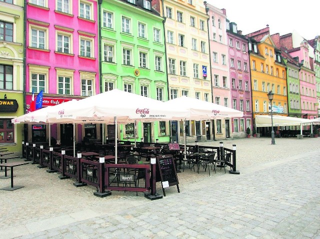We Wrocławiu parasole na rynku muszą mieć jednolity kolor.