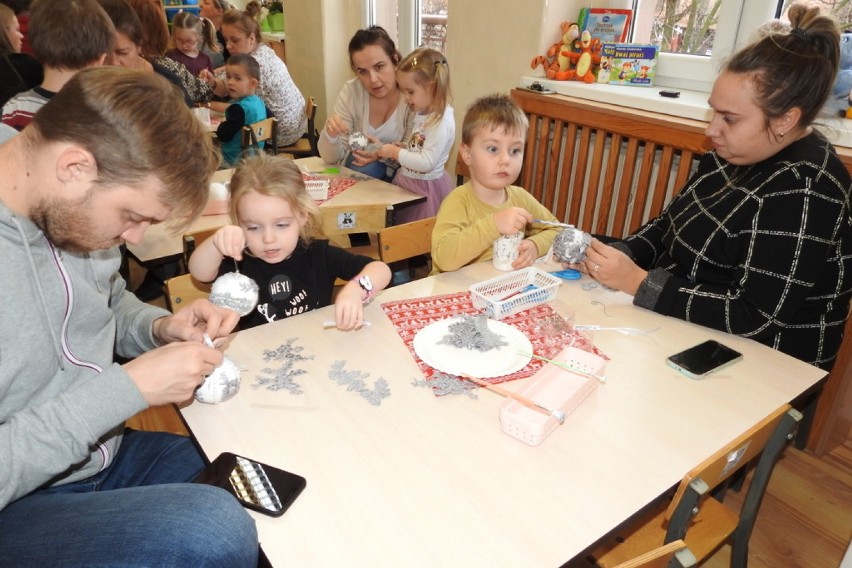 Przedszkolaki i rodzice wspólnie tworzyli świąteczne ozdoby