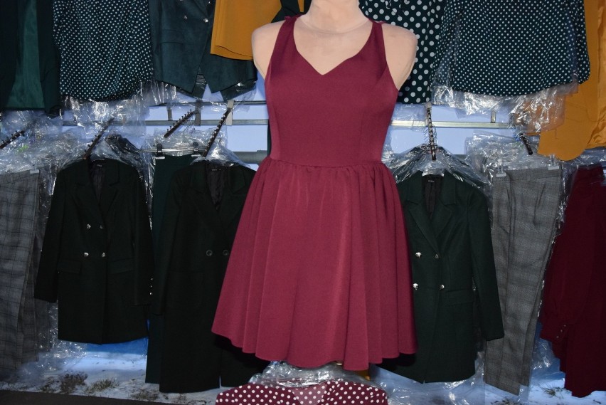 Sukienki na sylwestra na targowisku przy ul. Dworaka w Rzeszowie  [ZDJĘCIA]