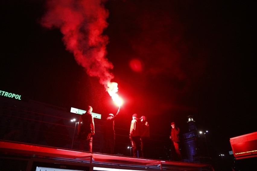 Wielki Strajk Kobiet w Warszawie. Są tam również protestujący z Krakowa [ZDJĘCIA]