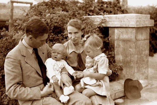 1942 rok. Rózin. Zwierzyniec, Jan i Róża Zamoyscy z najstarszymi córkami Marią i Elżbietą