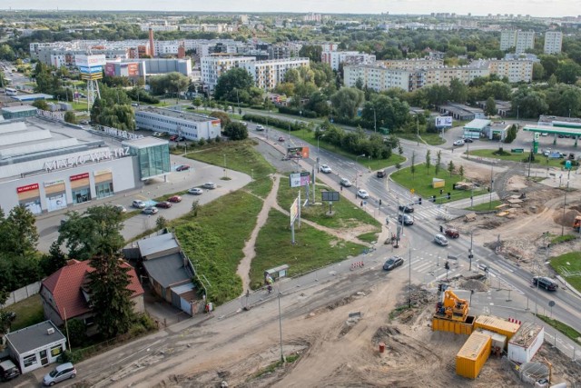 Utrudnienia i zmiany organizacji ruchu wynikają z prac prowadzonych przy budowie trasy tramwajowej na Naramowice. 

Zobacz mapę pokazującą objazdy od 17 października ---->