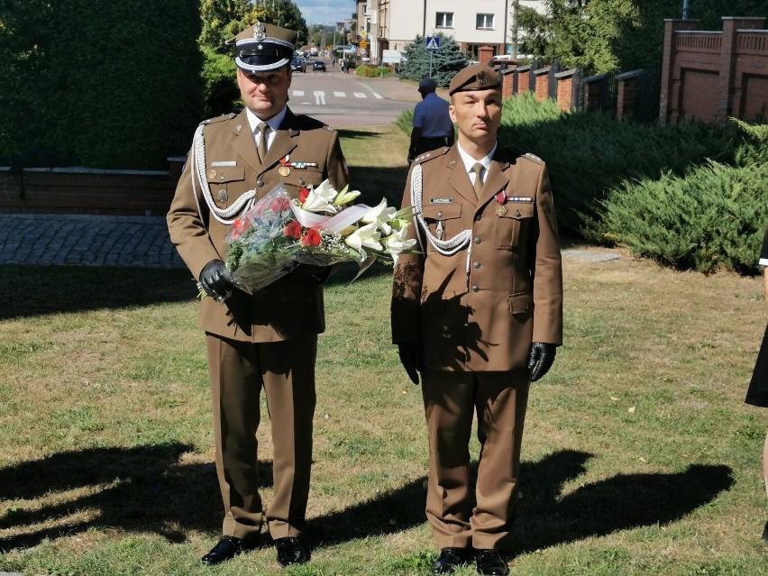 Łomżyńscy samorządowcy uczcili 83. rocznicę wybuchu II wojny światowej. W Dolinie Pamięci złożono kwiaty i znicze. Zawyły syreny alarmowe