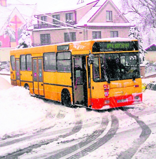 Czy opady były tak obfite, że nic nie można było poradzić? W środę i czwartek problemy z płynną jazdą miało wiele autobusów pod Bochnią. Jeden utknął m.in. w Gierczycach