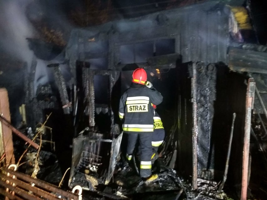 Nocny pożar budynku w Paprotni [zdjęcia]                
