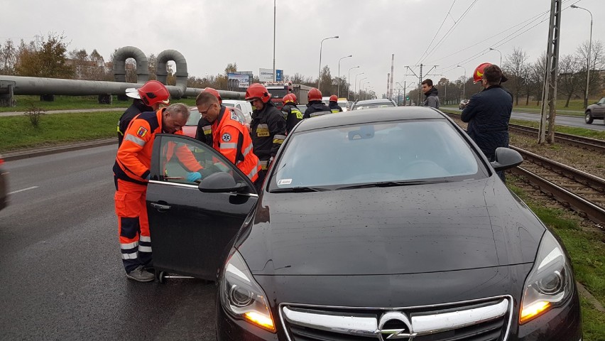 Wypadek na Włókniarzy w Łodzi. Jedna osoba trafiła do szpitala [ZDJĘCIA]