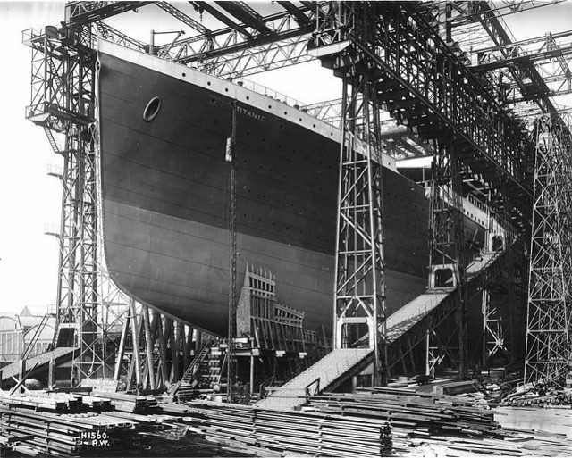 Titanic w stoczni Harland&Wolff w Belfaście.