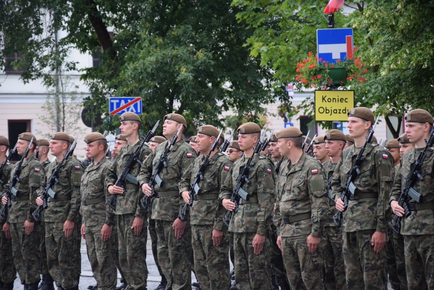 Przysięga żołnierzy 1. Podlaskiej Brygady Obrony Terytorialnej. Wiceminister Zieliński dziękował ich rodzinom [ZDJĘCIA]