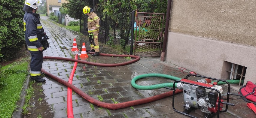 Pompowanie wody z zalanej piwnicy przy ulicy Wrzosowej w...