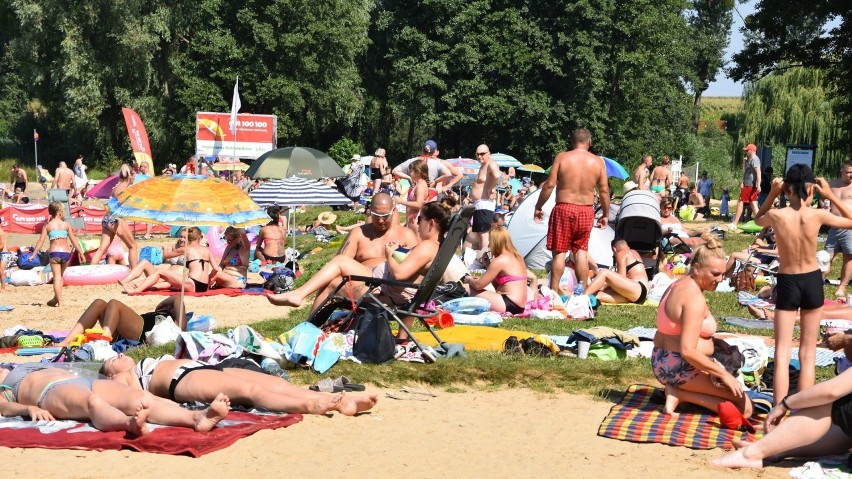 By zająć dobre miejsce pojawić się trzeba na plaży przed...