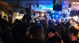 Tłumy przy barze i na parkiecie, DJ gra "J**** PiS". Pub w centrum Warszawy otwarty pomimo zakazu