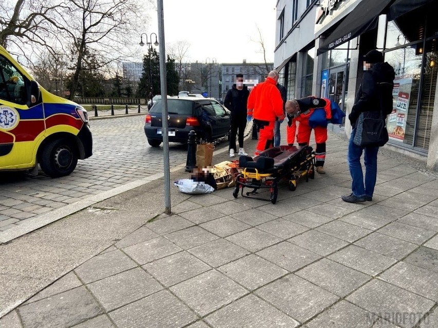 Wypadek w Opolu. Samochód potrącił pieszą na pl. Wolności