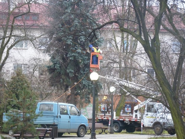 Jeszcze w poniedziałek wieszano łańcuchy świetlne na Placu 3 Maja