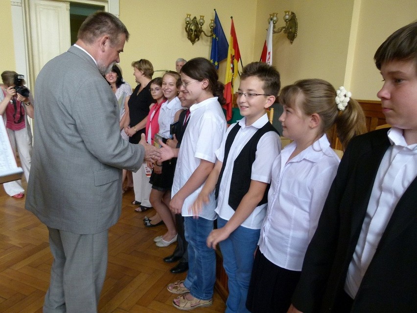 Uzdolniona młodzież szkół podstawowych i gimnazjów odebrała nagrody od władz Tomaszowa Maz.