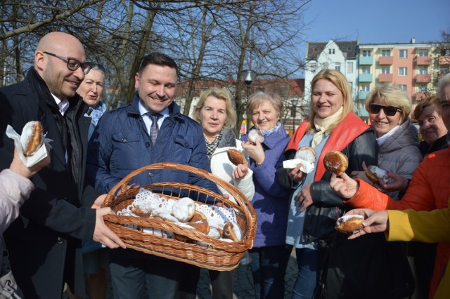 Burmistrzowie rozdali 2 tysiące pączków