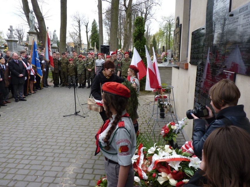 Złożenie kwiatów na Starym Cmentarzu w Radomsku