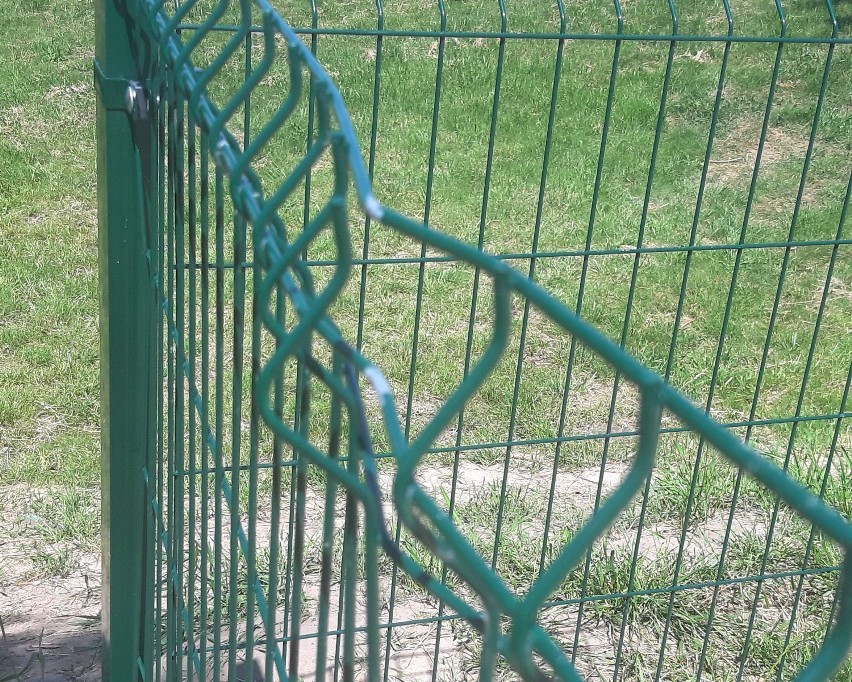 Urzędnicy ze Skoków poszukują wandali, którzy zniszczyli ogrodzenie placu zabaw