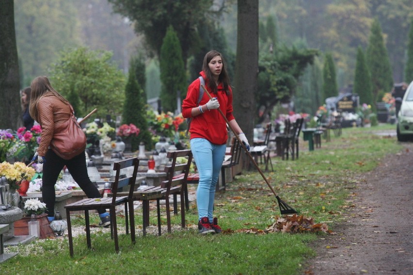 Uczniowie sprzątali cmentarz w Legnicy (ZDJĘCIA)