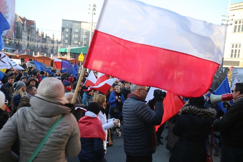 Pikieta przeciw ograniczeniom wobec dziennikarzy pod Teatrem...