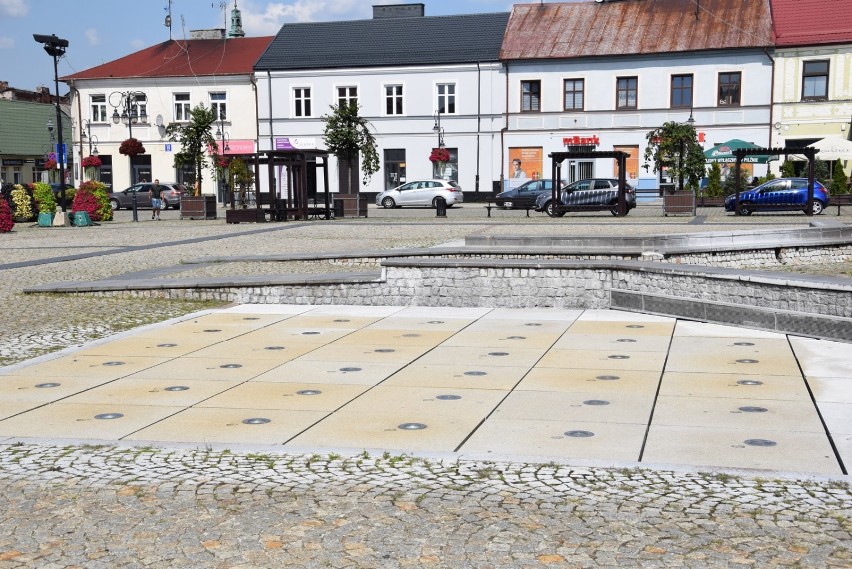 Betonowy, pozbawiony zieleni Rynek miejski