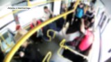 Grupa nastolatków pobiła niewidomego w autobusie MPK. Jest nagranie z monitoringu [wideo]