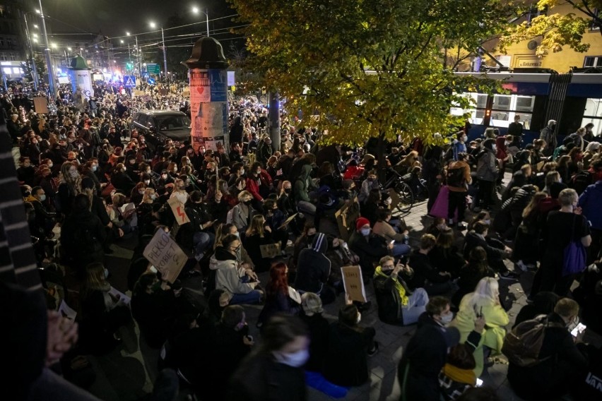 Cała Polska protestuje, policja użyła gazu. Tłumy na ulicach przeciwko zaostrzeniu prawa aborcyjnego. Relacja z poniedziałku 26.10.2020